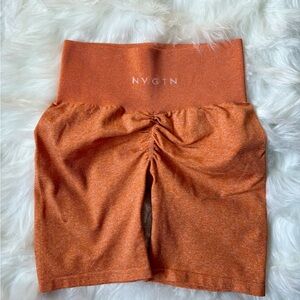 NVGTN SCRUNCH SEAMLESS SHORT